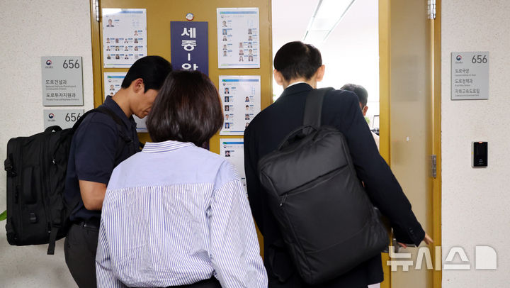 [세종=뉴시스] 강종민 기자 = 양평고속도로 특혜 의혹 관련 국토교통부 압수수색에 나선 김건희 특검팀이 14일 오전 정부세종청사 국토부 도로국장실로 들어가고 있다. 2024.07.14. ppkjm@newsis.com