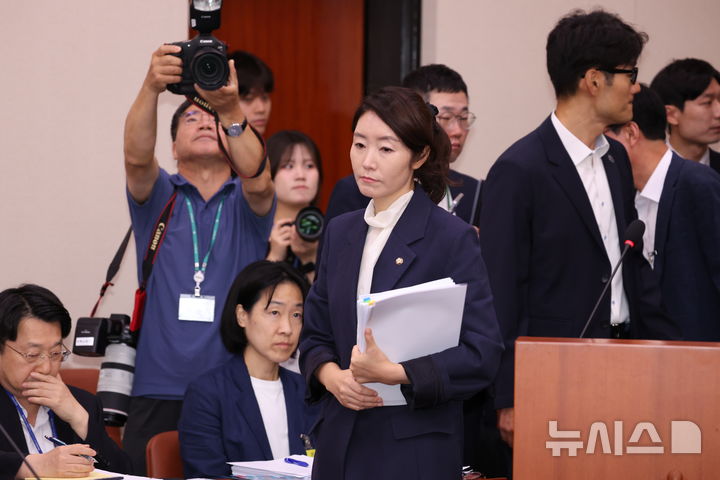 [서울=뉴시스] 고승민 기자 = 강선우 여성가족부 장관 후보자가 14일 서울 여의도 국회에서 열린 여성가족위원회의 인사청문회에 참석하고 있다. 2025.07.14. kkssmm99@newsis.com