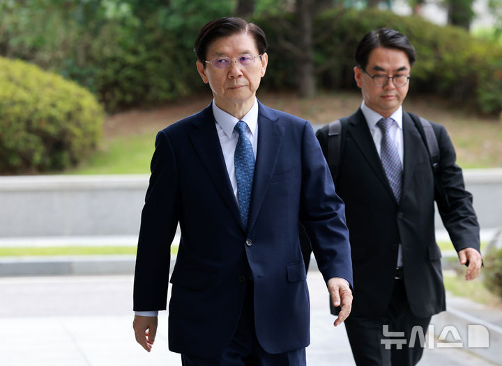 [서울=뉴시스] 이영환 기자 = 박종준 전 경호처장이 조사를 받기 위해 14일 오전 서울 서초구 서울고검에 마련된 내란 특검 사무실로 향하고 있다. 2025.07.14. 20hwan@newsis.com