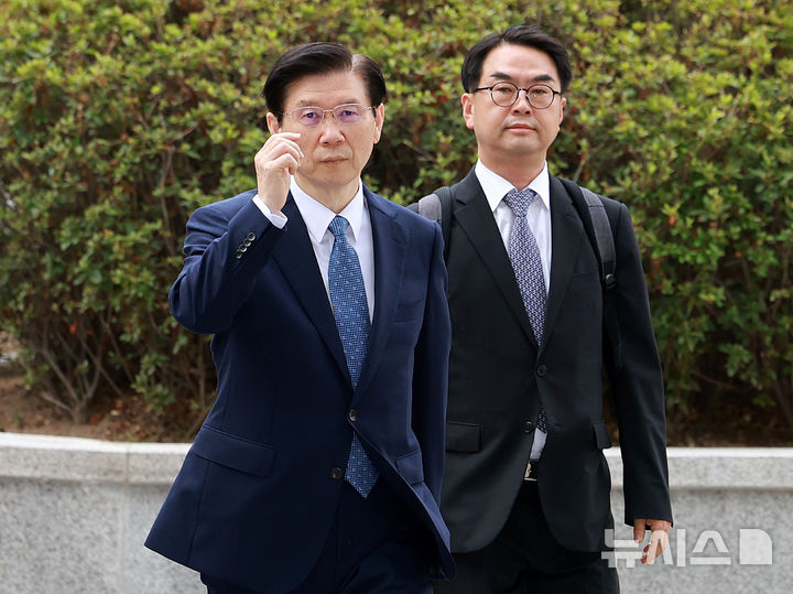 [서울=뉴시스] 이영환 기자 = 박종준 전 경호처장이 조사를 받기 위해 14일 오전 서울 서초구 서울고검에 마련된 내란 특검 사무실로 향하고 있다. 2025.07.14. 20hwan@newsis.com