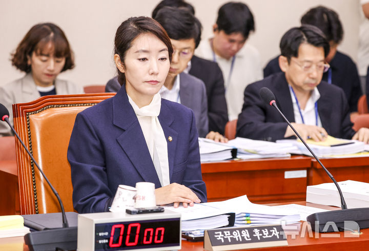 [서울=뉴시스] 고승민 기자 = 강선우 여성가족부 장관 후보자가 14일 서울 여의도 국회에서 열린 여성가족위원회의 인사청문회에 앞서 자리에 앉아 있다. 2025.07.14. kkssmm99@newsis.com