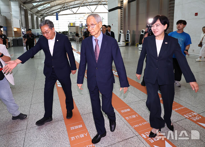 [인천공항=뉴시스] 최진석 기자 = 윤여준(가운데) EU특사단장과 EU특사단인 더불어민주당 전현희(오른쪽), 손명수 의원이 14일 인천국제공항을 통해 벨기에로 출국하고 있다. EU 특사단은 이날 출국해 EU 이사회 및 유럽의회 주요 인사들을 만나 한-EU 간 협력 확대 의지를 전달한 뒤 17일 귀국할 예정이다. 2025.07.14. myjs@newsis.com