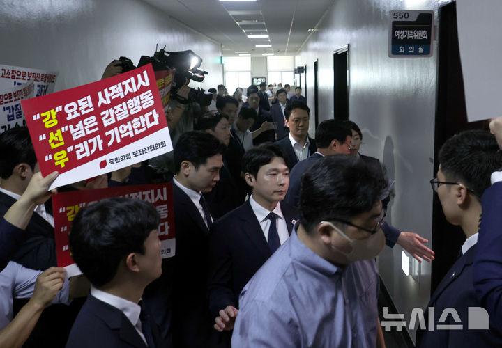 [서울=뉴시스] 조성봉 기자 = 국민의힘 보좌진협의회 관계자들이 강선우 여성가족부 장관 후보자를 규탄하는 피켓팅을 벌인 가운데 14일 서울 여의도 국회에서 강 후보자가 인사청문회에 출석하고 있다. (공동취재) 2025.07.14. photo@newsis.com