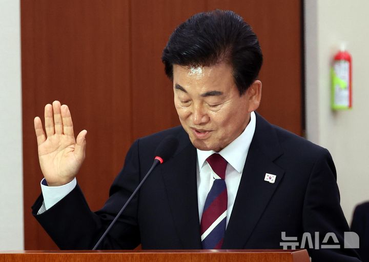 [서울=뉴시스] 조성봉 기자 = 정동영 통일부 장관 후보자가 14일 서울 여의도 국회 외교통일위원회에서 열린 인사청문회에서 선서를 하고 있다. 2025.07.14. suncho21@newsis.com