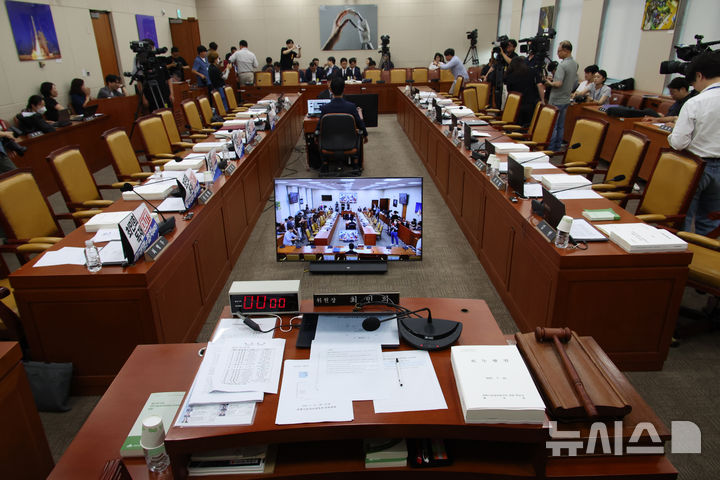 [서울=뉴시스] 김금보 기자 = 배경훈 과학기술정보통신부 장관 후보자가 14일 서울 여의도 국회에서 열린 과학기술정보방송통신위원회 인사청문회에서 회의 속개를 기다리고 있다. 국민의힘 의원들이 최민희 위원장에 대한 규탄 피켓을 노트북에 붙히자 최 위원장이 산회를 선포, 여야 의원들이 퇴장했다. 2025.07.14. kgb@newsis.com