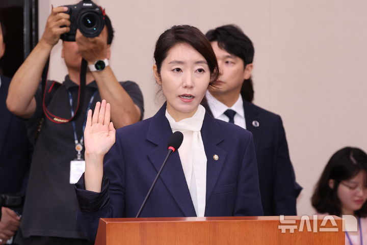 [서울=뉴시스] 고승민 기자 = 강선우 여성가족부 장관 후보자가 14일 서울 여의도 국회에서 열린 여성가족위원회의 인사청문회에서 후보자 선서를 하고 있다. 2025.07.14. kkssmm99@newsis.com