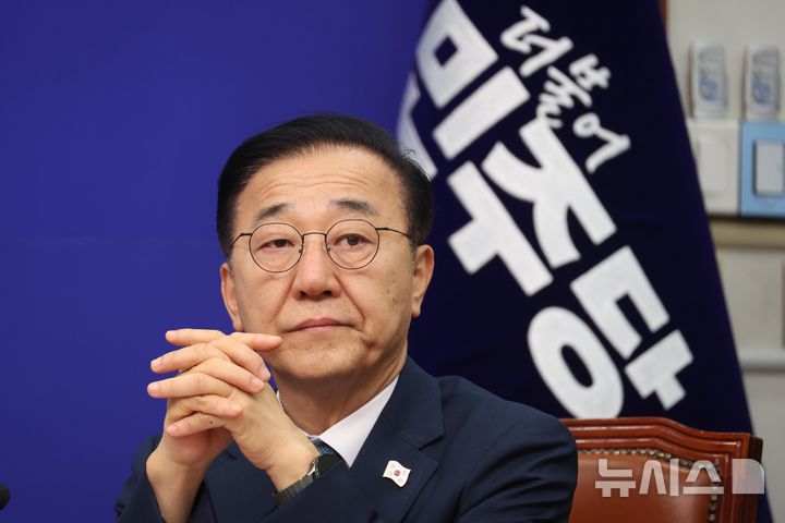 [서울=뉴시스] 조성봉 기자 = 김윤덕 국토교통부 장관 후보자가 14일 서울 여의도 국회에서 열린 더불어민주당 최고위원회의에서 잠시 생각에 잠겨 있다. 2025.07.14. suncho21@newsis.com