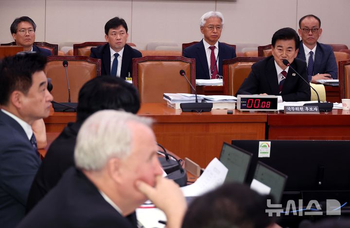 [서울=뉴시스] 조성봉 기자 = 정동영 통일부 장관 후보자가 14일 서울 여의도 국회 외교통일위원회에서 열린 인사청문회에서 의원의 질의에 답변하고 있다. 2025.07.14. suncho21@newsis.comm
