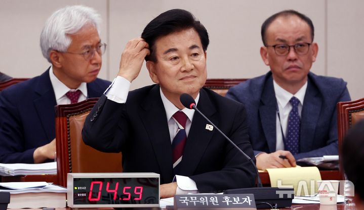 [서울=뉴시스] 조성봉 기자 = 정동영 통일부 장관 후보자가 14일 서울 여의도 국회 외교통일위원회에서 열린 인사청문회에서 손으로 머리를 긁적이고 있다. 2025.07.14. suncho21@newsis.com