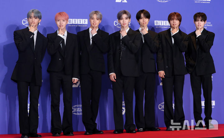 [서울=뉴시스] 김혜진 기자 = 그룹 NCT드림(왼쪽부터 마크, 런쥔, 제노, 재민, 지성, 해찬, 천러)이 14일 오전 서울 송파구 롯데시네마 월드타워에서 열린 다섯 번째 정규앨범 'Go Back To The Future(고 백 투 더 퓨처)' 발매 기념 기자간담회에 앞서 포즈를 취하고 있다. 2025.07.14. jini@newsis.com