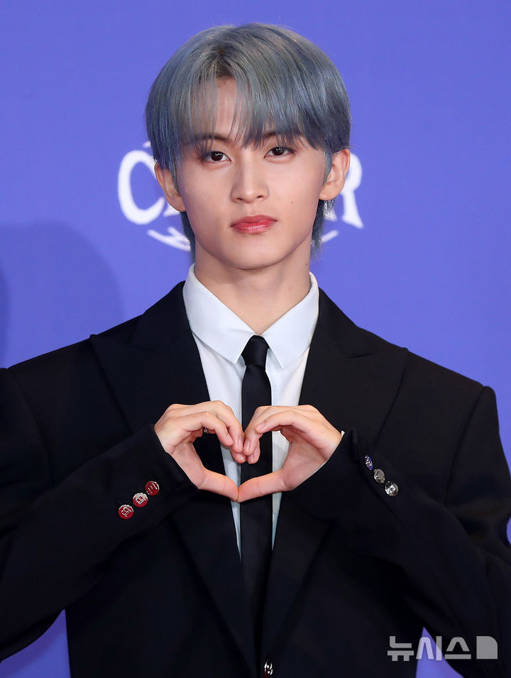 [서울=뉴시스] 김혜진 기자 = 그룹 엔시티 드림(NCT DREAM) 마크가 14일 오전 서울 송파구 롯데시네마 월드타워에서 열린 다섯 번째 정규앨범 'Go Back To The Future(고 백 투 더 퓨처)' 발매 기념 기자간담회에 앞서 포즈를 취하고 있다. 2025.07.14. jini@newsis.com