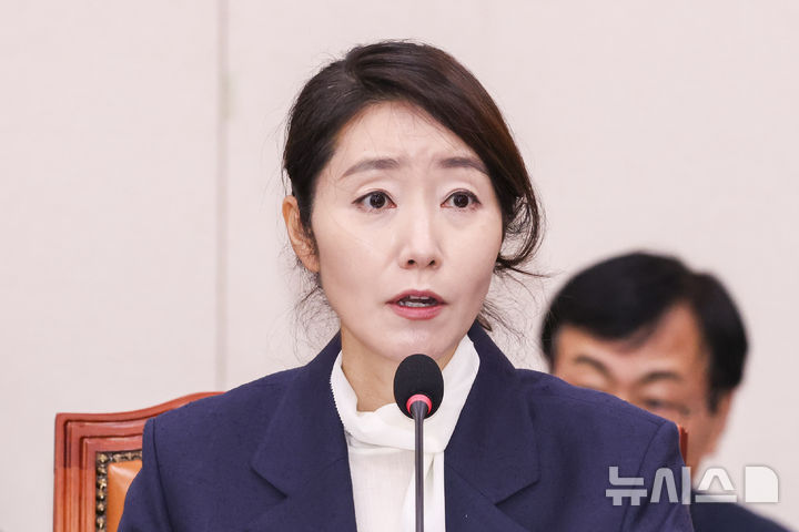 [서울=뉴시스] 고승민 기자 = 강선우 여성가족부 장관 후보자가 14일 서울 여의도 국회에서 열린 여성가족위원회의 인사청문회에서 질문에 답하고 있다. 2025.07.14. kkssmm99@newsis.com