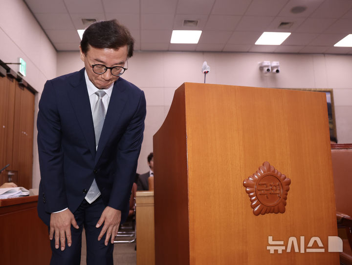 [서울=뉴시스] 김명년 기자 = 전재수 해양수산부 장관 후보자가 14일 오전 서울 여의도 국회 농림축산식품해양수산위원회에서 열린 인사청문회에서 인사하고 있다. 2025.07.14. kmn@newsis.com