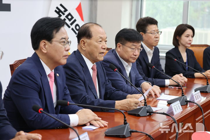 [서울=뉴시스] 조성봉 기자 = 황우여 국민의힘 선거관리위원회 위원장이 14일 서울 여의도 국회에서 열린 당 대표 및 최고위원 선출 선거관리위원회 위촉장 수여식에서 발언하고 있다.(사진=국민의힘 제공) 2025.07.14. photo@newsis.com 