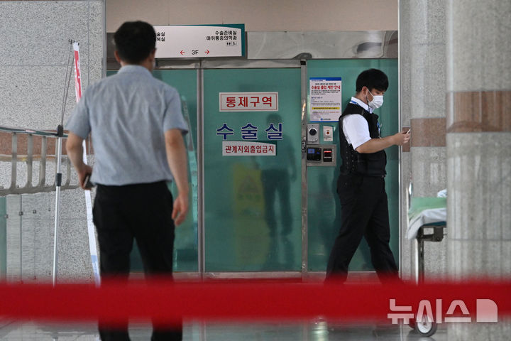 [광주=뉴시스] 이영주 기자 = 14일 오전 광주 동구 조선대병원 수술실 주변 접근이 통제되고 있다. 조선대병원 수술실에서는 이날 오전 8시12분께 전기적 요인으로 추정되는 불이 났다가 10분 만에 자체진화됐다. 2025.07.14. leeyj2578@newsis.com