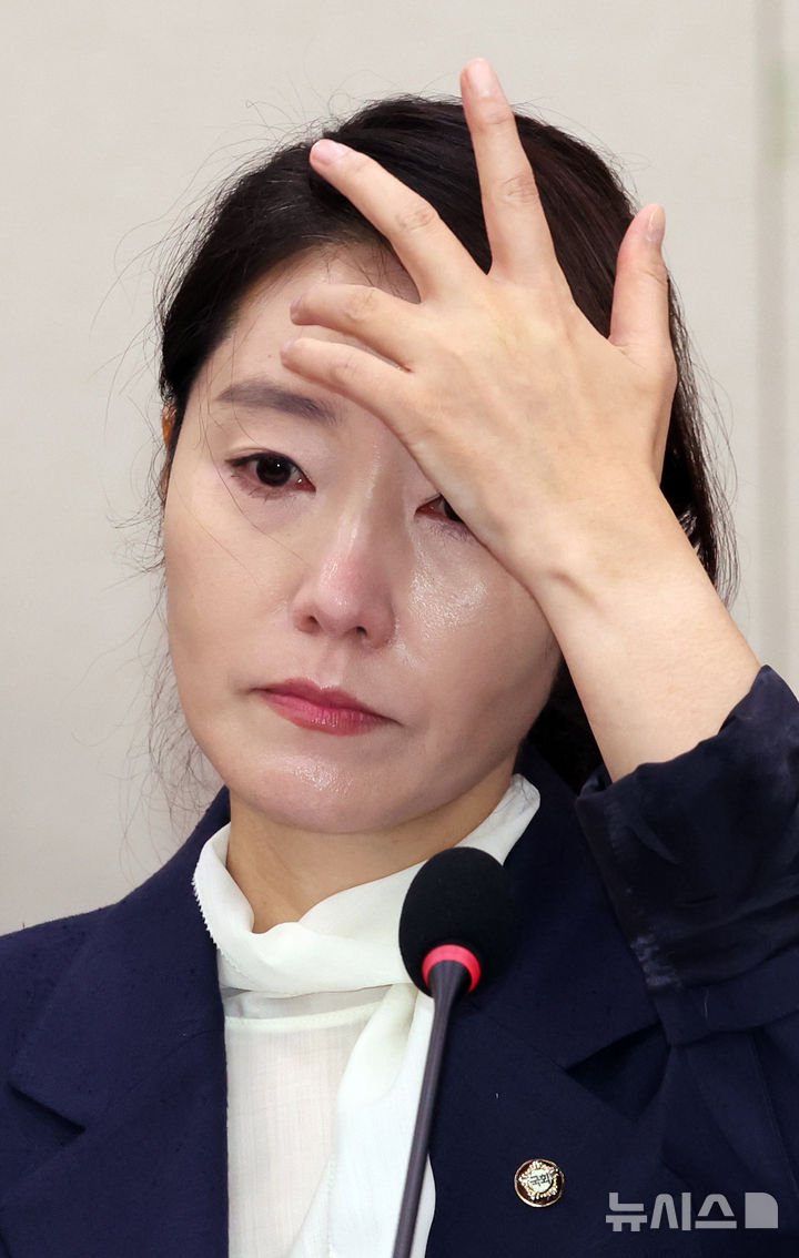 [서울=뉴시스] 고승민 기자 = 강선우 여성가족부 장관 후보자가 14일 서울 여의도 국회에서 열린 여성가족위원회의 인사청문회에서 머리카락을 넘기고 있다. 2025.07.14. kkssmm99@newsis.com