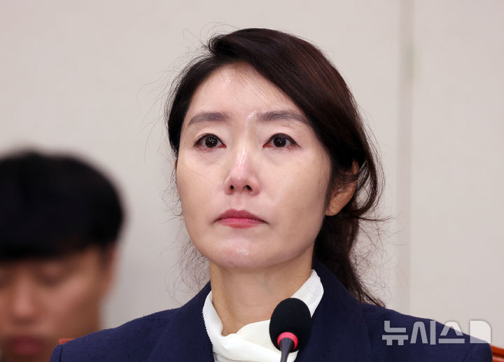 [서울=뉴시스] 고승민 기자 = 강선우 여성가족부 장관 후보자가 14일 서울 여의도 국회에서 열린 여성가족위원회의 인사청문회에서 눈시울을 붉히며 생각에 잠겨 있다. 2025.07.14. kkssmm99@newsis.com