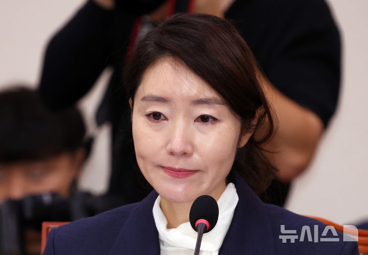 [서울=뉴시스] 고승민 기자 = 강선우 여성가족부 장관 후보자가 14일 서울 여의도 국회에서 열린 여성가족위원회의 인사청문회에서 눈시울을 붉히며 생각에 잠겨 있다. 2025.07.14. kkssmm99@newsis.com