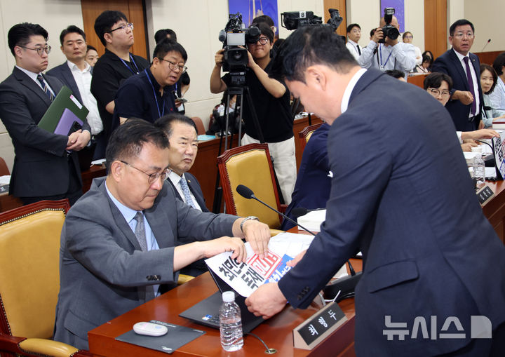 [서울=뉴시스] 김금보 기자 = 최형두 국회 과학기술정보방송통신위원회 국민의힘 간사가 14일 서울 여의도 국회에서 열린 배경훈 과학기술정보통신부 장관 후보자 인사청문회에서 최민희 위원장과 이재명 대통령을 규탄하는 노트북 피켓을 제거하려는 국회 경위와 실랑이를 하고 있다. 최 위원장은 회의에 방해가 된다며 경위를 동원해 규탄 피켓을 제거할 것을 명한 뒤 정회를 선포했다. 2025.07.14. kgb@newsis.com