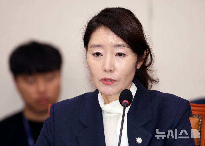 [서울=뉴시스] 고승민 기자 = 강선우 여성가족부 장관 후보자가 14일 서울 여의도 국회에서 열린 여성가족위원회의 인사청문회에서 의원 질의에 답하고 있다. 2025.07.14. kkssmm99@newsis.com