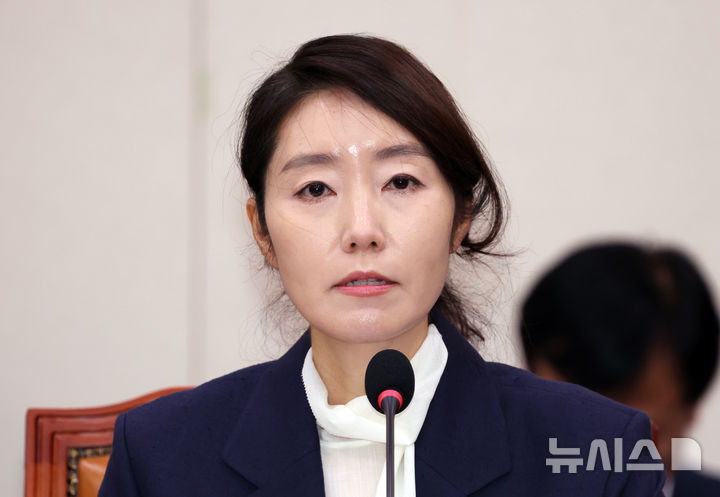 [서울=뉴시스] 고승민 기자 = 강선우 여성가족부 장관 후보자가 지난 14일 서울 여의도 국회에서 열린 여성가족위원회의 인사청문회에서 의원 질의에 답하고 있다. 2025.07.14. kkssmm99@newsis.com