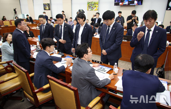 [서울=뉴시스] 김금보 기자 = 국회 과학기술정보방송통신위원회 국민의힘 의원들이 14일 서울 여의도 국회에서 열린 배경훈 과학기술정보통신부 장관 후보자 인사청문회에서 경위들이 최민희 위원장과 이재명 대통령을 규탄하는 노트북 피켓을 제거하려하자 최 위원장과 더불어민주당 의원들에게 항의를 하고 있다. 최 위원장은 회의에 방해가 된다며 경위를 동원해 규탄 피켓을 제거할 것을 명한 뒤 정회를 선포했다. 2025.07.14. kgb@newsis.com