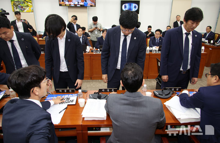 [서울=뉴시스] 김금보 기자 = 국회 과학기술정보방송통신위원회 국민의힘 의원들이 14일 서울 여의도 국회에서 열린 배경훈 과학기술정보통신부 장관 후보자 인사청문회에서 경위들이 최민희 위원장과 이재명 대통령을 규탄하는 노트북 피켓을 제거하려하자 최 위원장과 더불어민주당 의원들에게 항의를 하고 있다. 최 위원장은 회의에 방해가 된다며 경위를 동원해 규탄 피켓을 제거할 것을 명한 뒤 정회를 선포했다. 2025.07.14. kgb@newsis.com