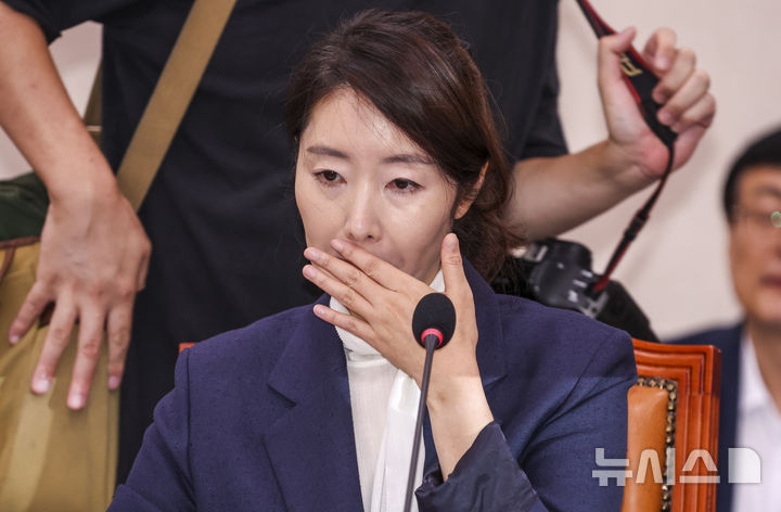 [서울=뉴시스] 고승민 기자 = 강선우 여성가족부 장관 후보자가 14일 서울 여의도 국회에서 열린 여성가족위원회의 인사청문회에서 의원들의 질문을 듣고 있다. 2025.07.14. kkssmm99@newsis.com