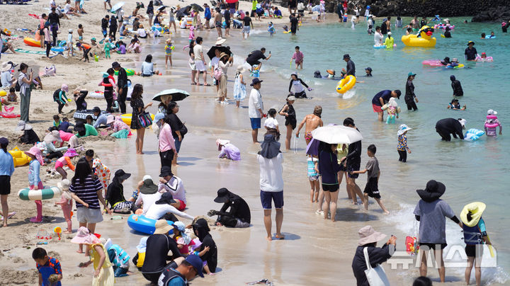 [제주=뉴시스] 우장호 기자 = 비구름대가 소강상태를 보인 14일 제주시 조천읍 함덕해수욕장에서 피서객들이 바닷물에 몸을 담그며 더위를 식히고 있다. 2025.07.14. woo1223@newsis.com