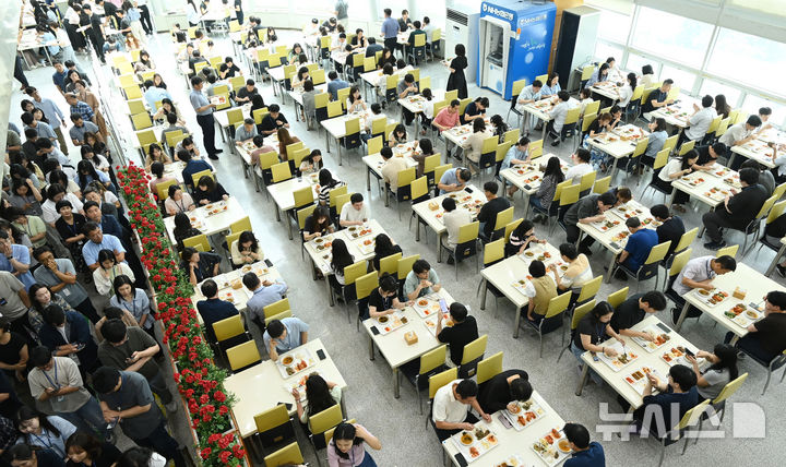 [용인=뉴시스] 김종택 기자 = 구내식당에서 직장인들이 식사를 하고 있다. 2025.07.14. jtk@newsis.com