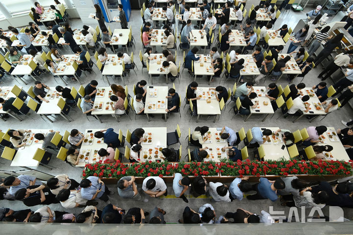 [용인=뉴시스] 경기 지역의 한 구내 식당에서 직원들이 점심식사를 하고 있다. 최근 계속되는 폭염과 외식 물가 상승의 영향으로 외부식당보다 구내식당이나 도시락으로 점심을 해결하는 사람들이 늘고 있다. 위 사진은 기사와 관계 없음. photo@newsis.com