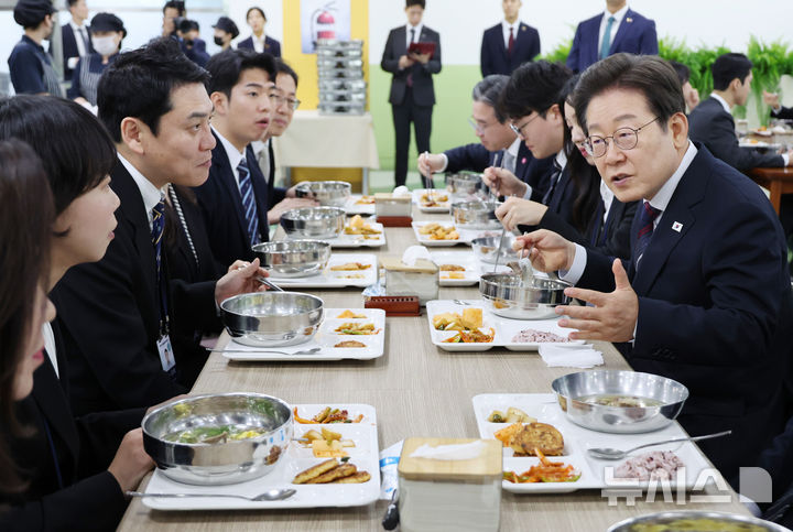[진천=뉴시스] 최동준 기자 = 이재명 대통령이 14일 충북 진천 국가공무원인재개발원에서 5급 신임관리자과정 교육생과 오찬을 하고 있다. (대통령실통신사진기자단) 2025.07.14. photocdj@newsis.com