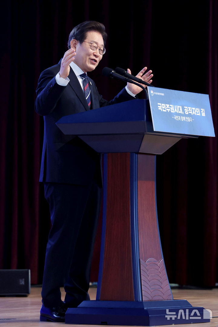 [진천=뉴시스] 최동준 기자 = 이재명 대통령이 14일 충북 진천 국가공무원인재개발원에서 5급 신임관리자과정 교육생에게 특강을 하고 있다. (대통령실통신사진기자단) 2025.07.14. photocdj@newsis.com