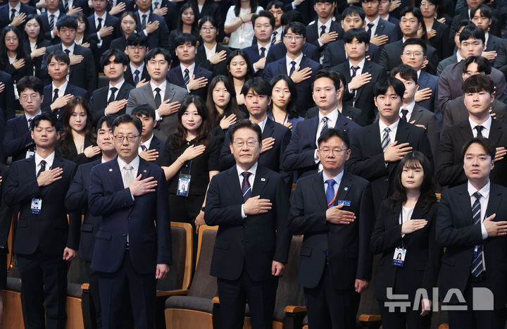 [진천=뉴시스] 최동준 기자 = 이재명 대통령이 14일 충북 진천 국가공무원인재개발원에서 5급 신임관리자과정 교육생에게 특강에 앞서 참석자들과 국민의례를 하고 있다. (대통령실통신사진기자단) 2025.07.14. photocdj@newsis.com