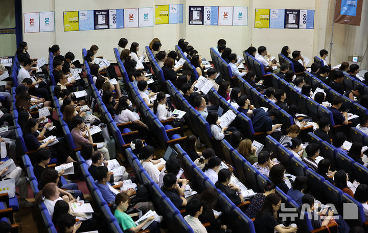 [서울=뉴시스] 김선웅 기자 = 지난 7월 14일 서울 송파구 교통회관에서 이투스에듀 운영 출판사 이투스북이 주최한 교사·강사 대상 입시 설명회에 참석한 교·강사들이 입시 설명을 경청하는 모습. 2025.07.14. mangusta@newsis.com