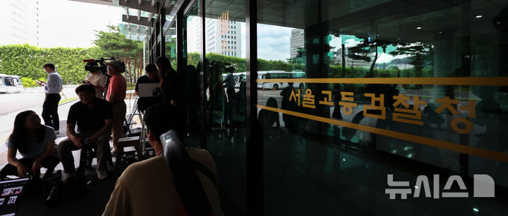[서울=뉴시스] 김선웅 기자 = 14일 서울 서초구 소재 내란 특검팀(조은석 특별검사) 사무실이 마련된 서울고등검찰청에서 취재진이 윤석열 전 대통령 조사 출석을 기다리고 있다. 윤 전 대통령은 이날 오후 2시로 예정된 2차 조사에도 불응해 특검팀은 강제 구인에 나설 전망이다. 2025.07.14. mangusta@newsis.com