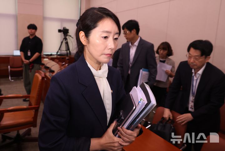 [서울=뉴시스] 조성봉 기자 = 강선우 여성가족부 장관 후보자가 14일 오전 서울 여의도 국회에서 열린 여성가족위원회의 인사청문회에서 정회가 되자 회의장을 나서고 있다.  2025.07.14. suncho21@newsis.com