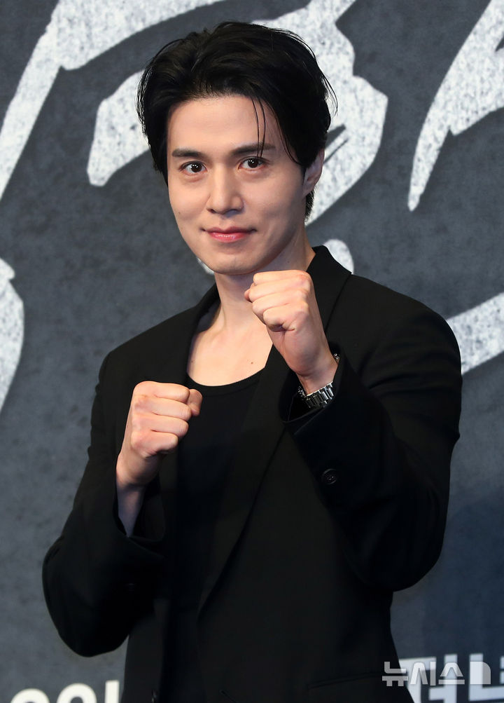 [서울=뉴시스] 김혜진 기자 = 배우 이동욱이 14일 오후 서울 구로구 더링크호텔에서 열린 JTBC 금요시리즈 '착한 사나이' 제작발표회에서 포즈를 취하고 있다. 2025.07.14. jini@newsis.com