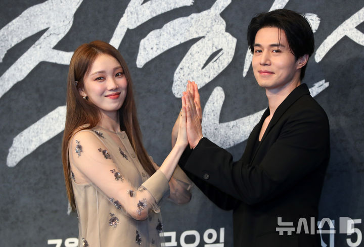 [서울=뉴시스] 김혜진 기자 = 배우 이성경(왼쪽), 이동욱이 14일 오후 서울 구로구 더링크호텔에서 열린 JTBC 금요시리즈 '착한 사나이' 제작발표회에서 포즈를 취하고 있다. 2025.07.14. jini@newsis.com