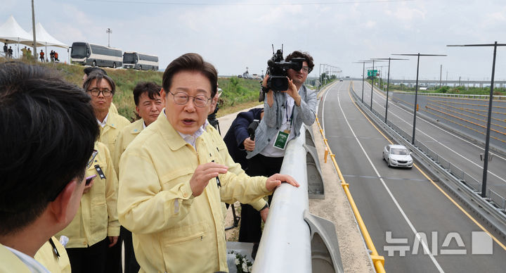 [청주=뉴시스] 고범준 기자 =이재명 대통령이 14일 충북 청주시 흥덕구 오송읍 궁평2지하차도를 방문해 안전시설 현황 점검을 하고 있다. 오송 지하차도 참사는 지난 2023년 7월15일 청주 흥덕구 오송읍 궁평2지하차도가 인근 미호강 범람으로 침수되면서 발생했다. 2025.07.14. bjko@newsis.com