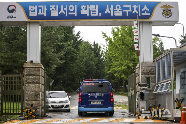 [의왕=뉴시스] 조성우 기자 = 내란 특검 2차 소환에 불응한 윤석열 전 대통령에 대한 강제 구인 절차에 돌입한 14일 오후 경기 의왕시 서울구치소로 법무부 호송차량이 들어가고 있다.  2025.07.14. xconfind@newsis.com