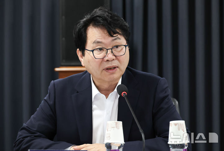 [서울=뉴시스] 김명원 기자 = 이한주 국정기획위원장이 14일 서울 종로구 정부서울청사 창성동 별관에서 열린 국정기획위원회-지방시대위원회 간담회에서 환영사를 하고 있다. (공동취재) 2025.07.14. photo@newsis.com