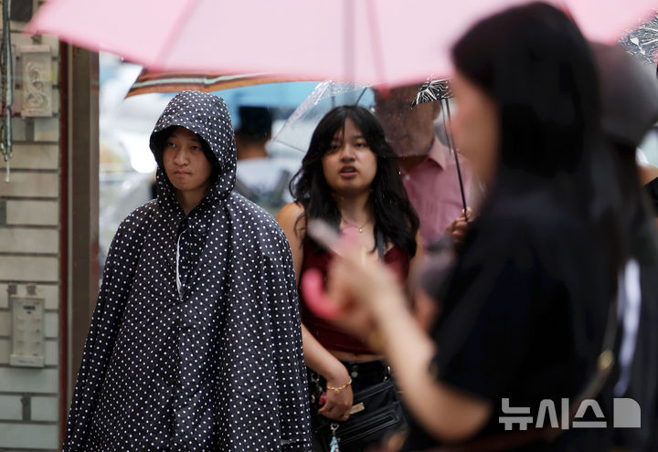 [서울=뉴시스] 홍효식 기자 = 전국 대부분 지역에 비가 내린 14일 서울 중구 명동 거리를 찾은 관광객들이 발걸음을 옮기고 있다. 2025.07.14. yesphoto@newsis.com