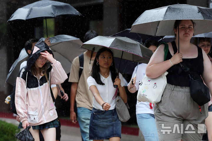 [서울=뉴시스] 홍효식 기자 = 전국 대부분 지역에 비가 내린 14일 서울 중구 명동 거리를 찾은 관광객들이 발걸음을 옮기고 있다. 2025.07.14. yesphoto@newsis.com