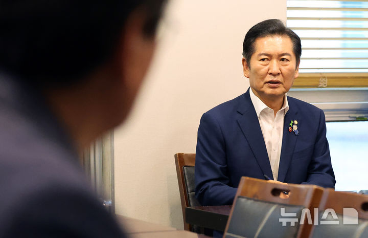 [대구=뉴시스] 이무열 기자 = 정청래 더불어민주당 당대표 후보가 14일 대구 동구 한 식당에서 열린 당원 간담회에서 발언을 하고 있다. 2025.07.14. lmy@newsis.com