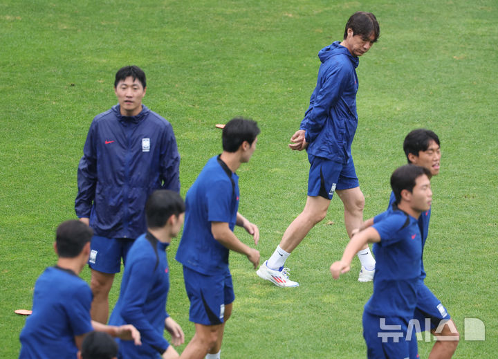 [성남=뉴시스] 황준선 기자 = 대한민국 남자 축구 국가대표팀 홍명보 감독이 14일 경기 성남시 성남종합운동장에서 훈련을 지켜보고 있다. 2025 EAFF(동아시아축구연맹) E-1 챔피언십(동아시안컵)에 출전하는 대한민국 남자 축구 국가대표팀은 오는 15일 용인미르스타디움에서 일본과 경기를 치른다. 2025.07.14. hwang@newsis.com