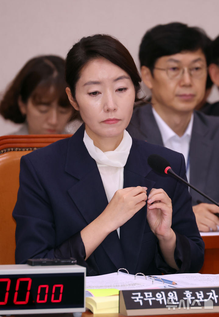 [서울=뉴시스] 고승민 기자 = 강선우 여성가족부 장관 후보자가 14일 서울 여의도 국회에서 열린 여성가족위원회의 인사청문회에서 국회의원 배지를 떼고 있다. 2025.07.14. kkssmm99@newsis.com