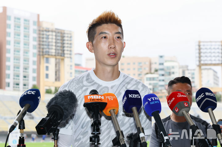 [성남=뉴시스] 황준선 기자 = 대한민국 남자 축구 국가대표팀 주장 조현우가 지난 7월14일 경기 성남시 성남종합운동장에서 공개훈련에 앞서 인터뷰를 하고 있다. 2025 EAFF(동아시아축구연맹) E-1 챔피언십(동아시안컵)에 출전하는 대한민국 남자 축구 국가대표팀은 오는 15일 용인미르스타디움에서 일본과 경기를 치른다. 2025.07.14. hwang@newsis.com