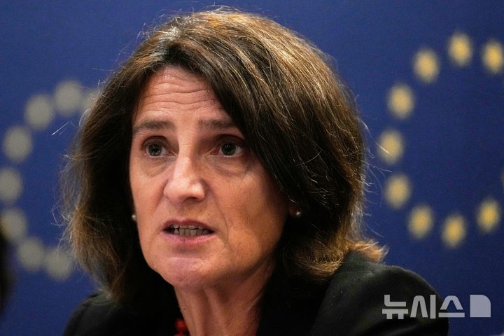 [베이징=AP/뉴시스] 테레사 리베라 유럽연합(EU) 수석 부집행위원장이 26일(현지 시간) 도널드 트럼프 미국 대통령과 유럽 내 규제 완화 로비 세력의 압력에 맞서기 위해 규제 체계를 더욱 강력히 수호해야 한다고 촉구했다. (사진=뉴시스DB) 2025.12.26.