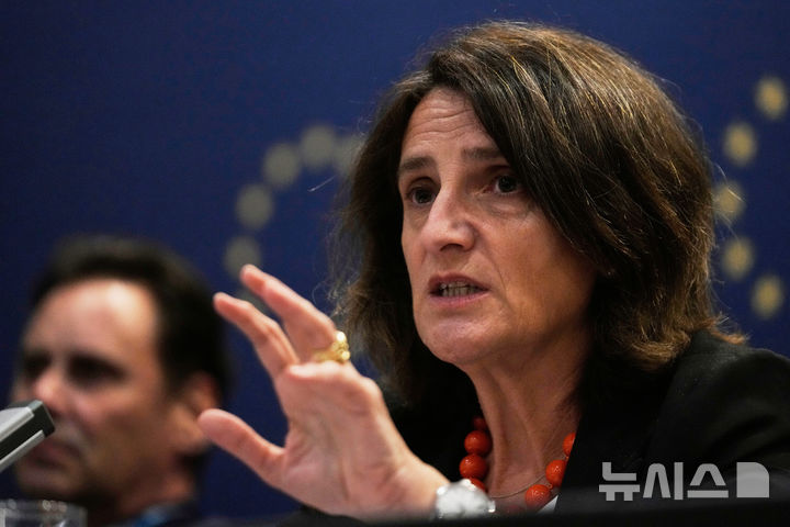 [베이징=AP/뉴시스] 테레사 리베라 유럽연합(EU) 수석 부집행위원장이 지난 14일(현지 시간) 중국 베이징에서 열린 기자회견에서 발언하고 있다. 2025.07.31.